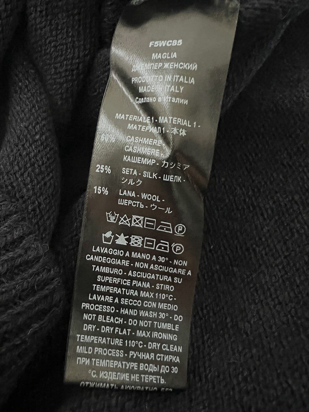 LIVIANA CONTI F5WC85 “DEMETRA” – Maglia blu scollo a V corto in cashmere/seta (62 cm)